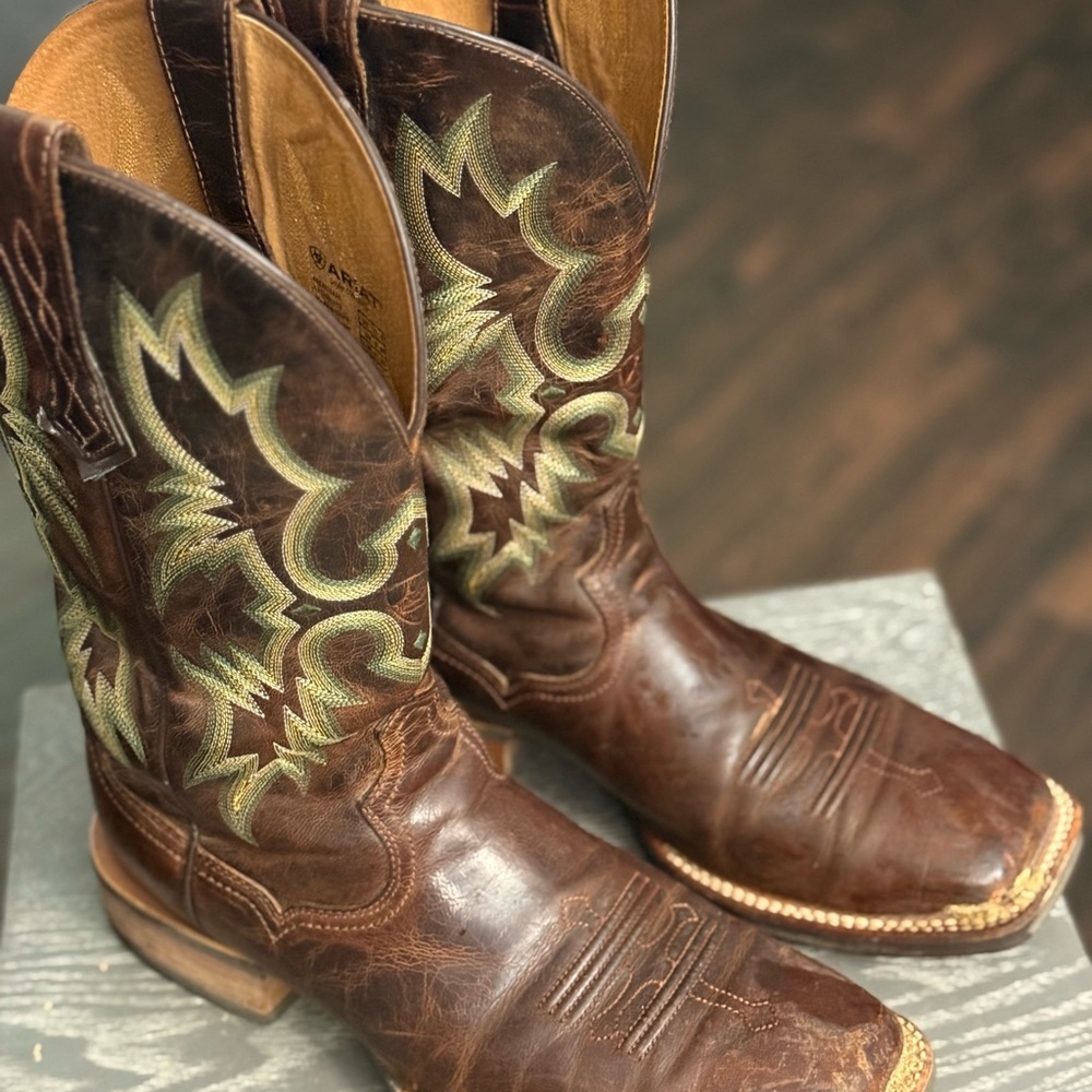 Early 2000’s Ariat Brown Leather w/ Green Ornate Stitching Cowboy Boots
